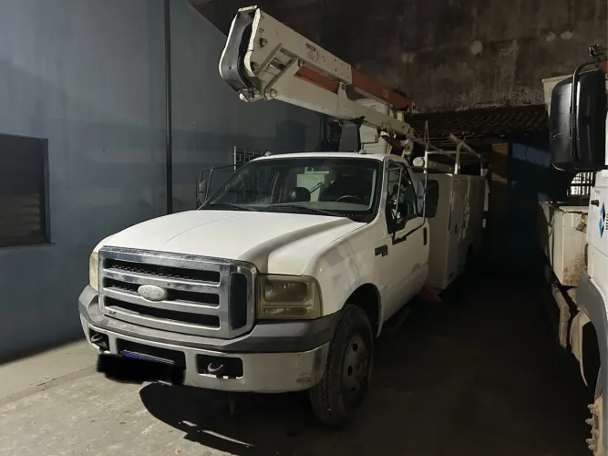 F4000 cummins 2010 conservada com cesta aéreo