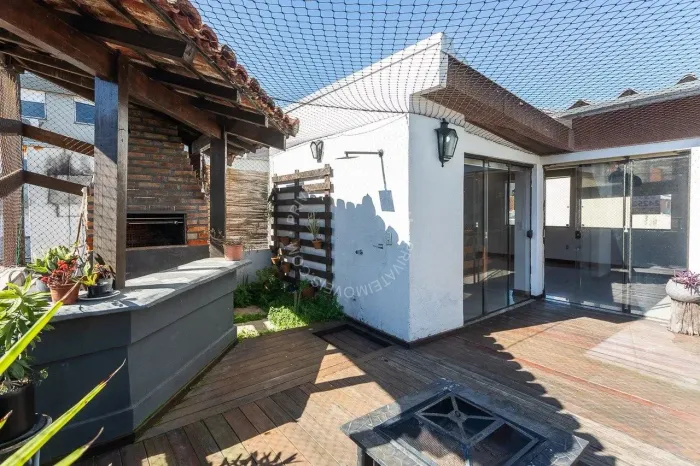 Cobertura semimobiliada para alugar no Mont Serrat com 2 quartos (1 suíte)