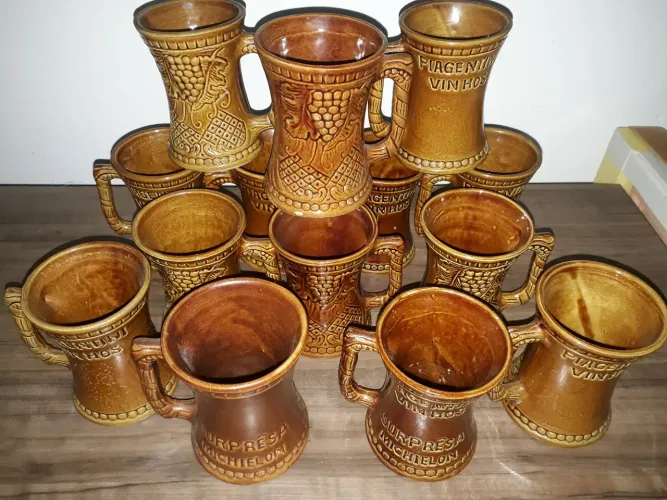 Canecas de cerâmica antigas - coleção de vinhos