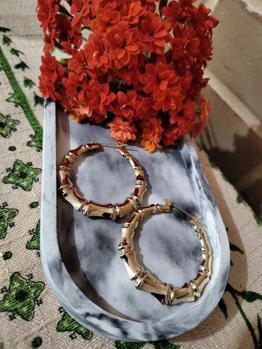 Brinco de Argola click designer bambu folheado em ouro 18k 