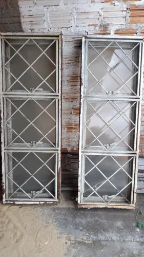 Vendo 2 Vitros com vidros (janela) de ferro com grade protetora interna usados.