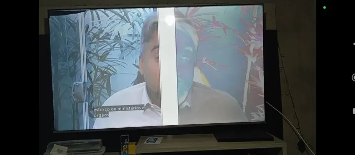 TV TCL 65 polegadas com defeito