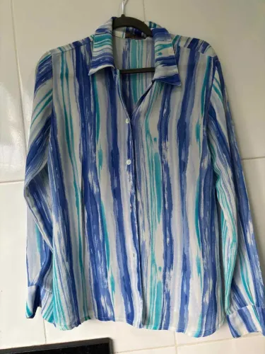 Camisa feminina estampada azul e branca