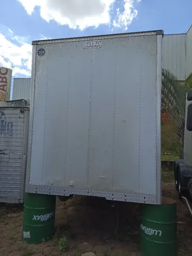 Baú chapeado duas portas laterais 