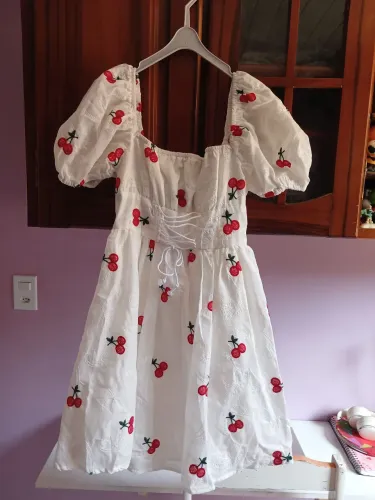 Vestido adulto da Shein - branco bordado com cerejas
