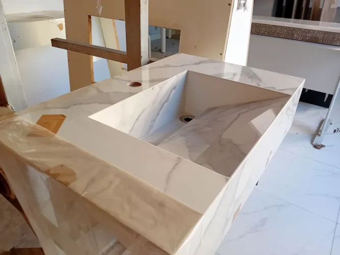 Pia em porcelanato  branco com cinza