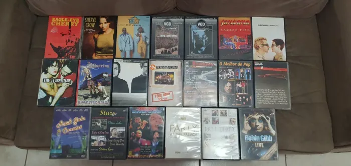 Vendo 20 dvds por R$ 40,00.