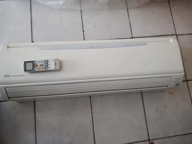 Evaporadora Hi-Wall Inverter Fujitsu 18.000Btu/h Que e Frio 220V (Usada) modelo ASBG18LFCA