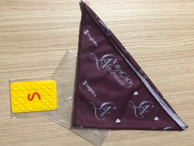 Bandana Coração Acelerado TV Globo + Adesivo de Celular CCXP