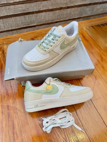 (novo) tênis nike air force 1 pingente num. 39 bege, verde e branco
