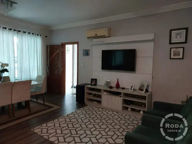 Vende-se Excelente Casa Sobreposta Baixa no Embaré - Santos -SP