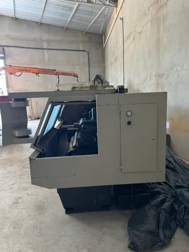 Torno CNC Nardini Logic 250 de 2m 500 sobre barramento 