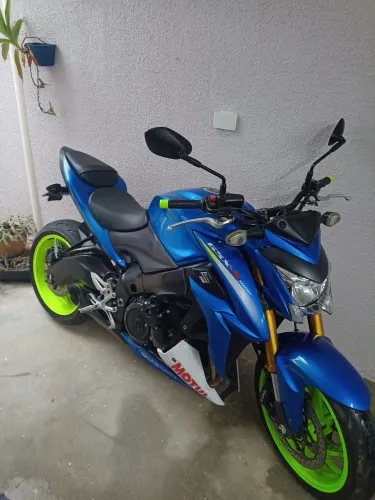 GSX S1000.. aceito troca com moto menor e mais volta.