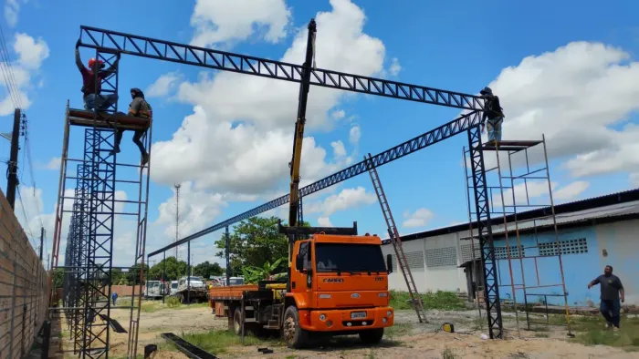 Vendo conjunto caminhão e munck 290 mil ou 170 mil caminhão no chassi * 