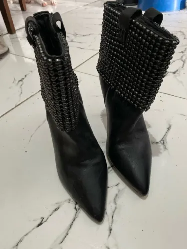 Bota preta com detalhes