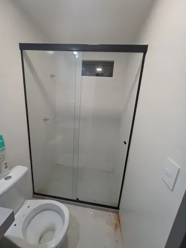 Box para banheiro, espelhos, gabinete para pias, portas sobre trilhos, janelas etc..