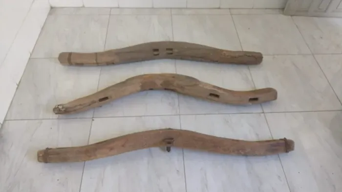 Cangas antigas em madeira de lei para decoração, sitio, casa, bar