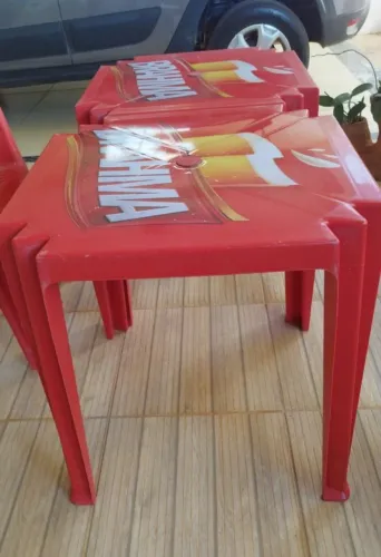 Dois jogos de mesa e cadeiras plásticas