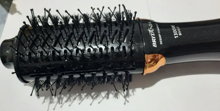 Escova secadora Britânia 1300W.  Poucas vezes utilizada.