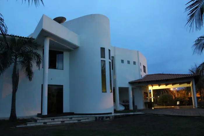 Casa para aluguel possui 400 metros quadrados com 5 quartos em Plano Diretor Norte - Palma