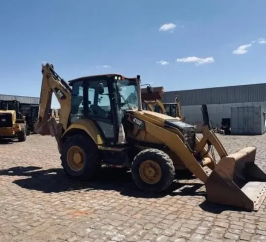 Retroescavadeira Cat 2018