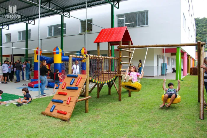 Playground em madeira.