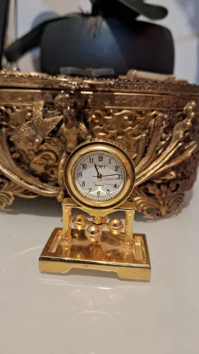 Relógio em miniatura da marca KMT , com funcionamento a bateria