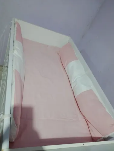 Berço+ protetor+ lençol de elástico.