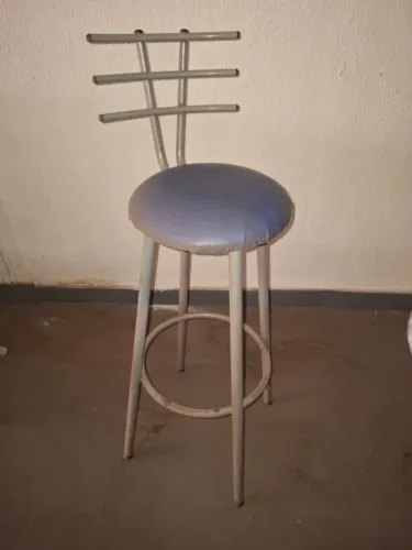 Banqueta alta em estrutura metálica, resistente, ideal para cozinha, área gourmet, balcão,