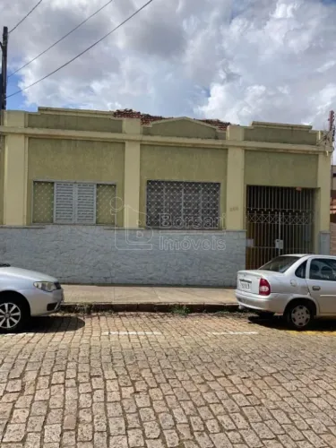ALUGA-SE CASA COM 03 QUARTOS NO CENTRO DE ARARAQUARA