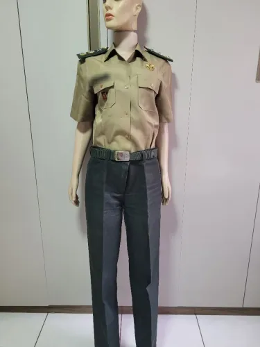 Calça reta feminina, tamanho G, verde-oliva, usada, em excelente estado