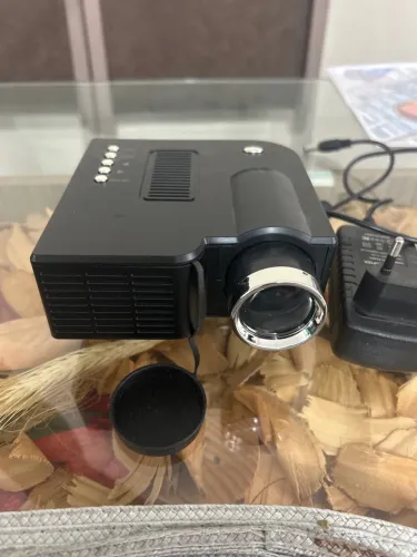 Mini Projetor LED portátil com sistema de imagem LCD