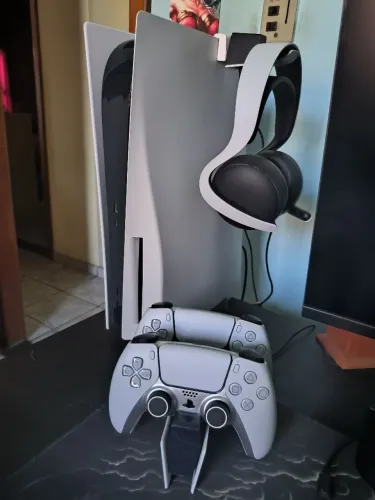 PS5 completo com 2 controles, base, headset e jogos + skin de brinde