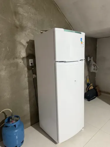 GELADEIRA SEMI NOVA A VENDA