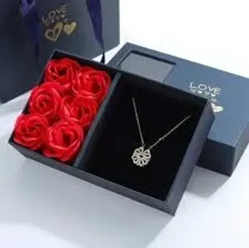 Caixa de Rosas Luxuosa com Colar Coração