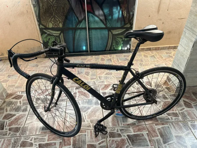 Vende-se bicicleta CALOI 10 speed, revisada, pneus novos, toda original.