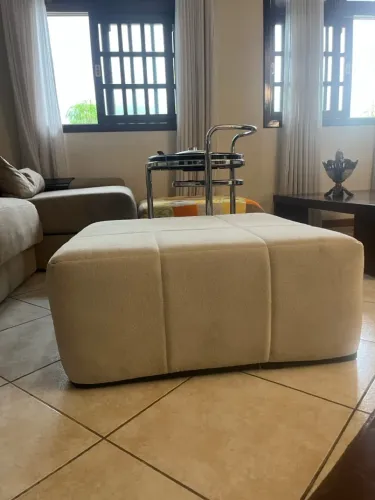 Par de Puffs Quadrados para Sala Tecido Bege com Capa Removível via Zíper (Bairro Castelo)