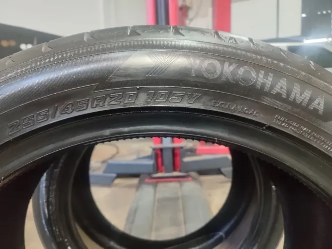 Par de pneus Yokohama 255/45 r20