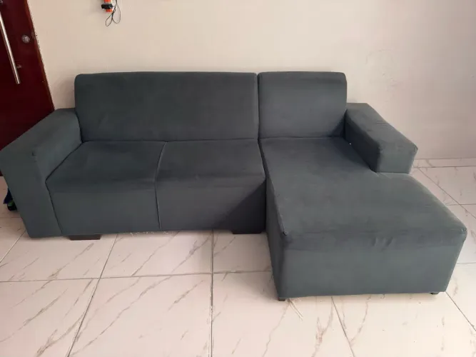 Sofá 3 lugares+ 2 pufs de brinde