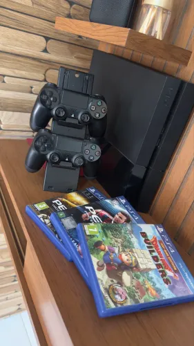 PS4 COM 2 CONTROLES + 3 JOGOS