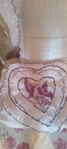 Colcha de casal em matelasse branca com bordado no meio de coração romântica 