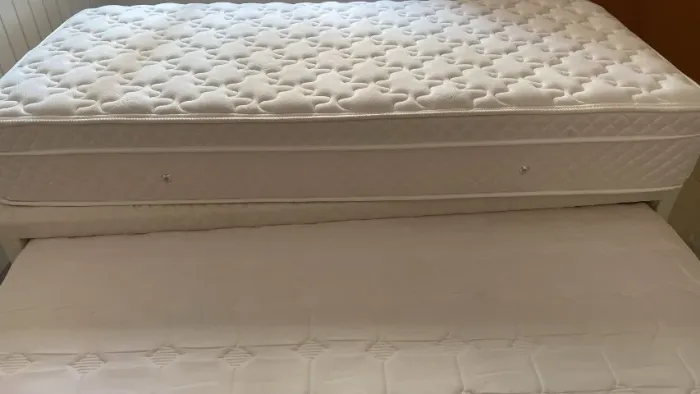 Cama de solteiro padrão com bicama
