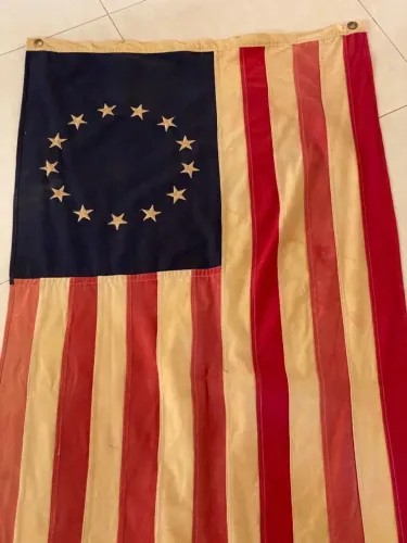Bandeira americana estilo Betsy Ross (13 estrelas), representando as 13 colônias originais