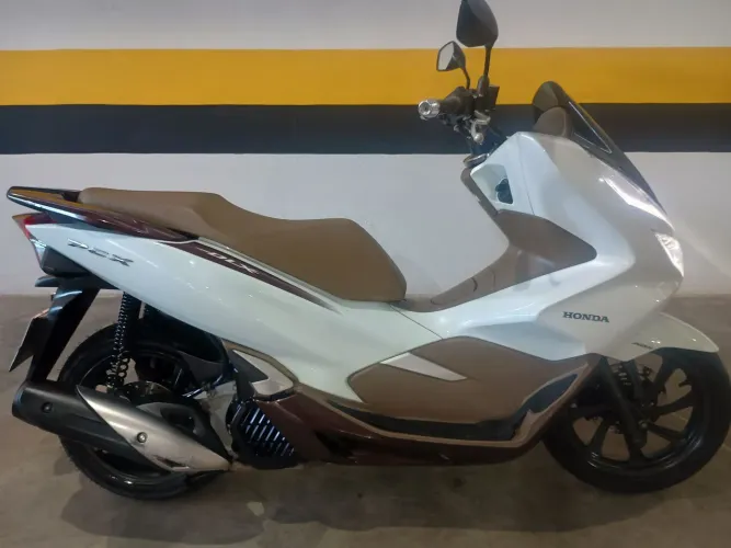 PCX 150 DLX ABS impecável excelente preço 22 X cartão aceita o carro ou moto na troca 