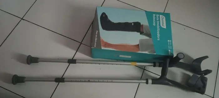 Muleta e bota ortopédica pé esquerdo