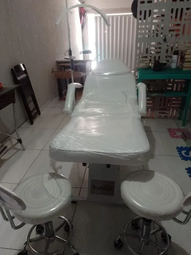 Poltrona maca completa com luminaria, 2 banquetas, um porta produtos tudo novo