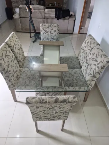 Mesa de jantar com 06 cadeiras