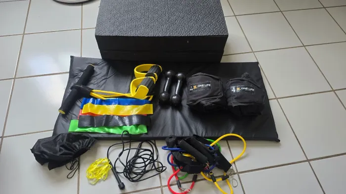 Vendo kit com 15 itens funcional para exercícios em casa