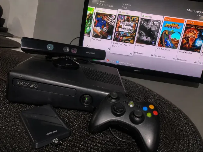 Xbox 360 slim impecável com HD de 250 GB com jogos instados + 1 controle+ Kinect e cabos  