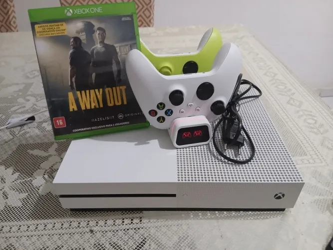 Xbox one s 1TB com 2 controles modelo series vem com base de carregamento cabo e 1 jg